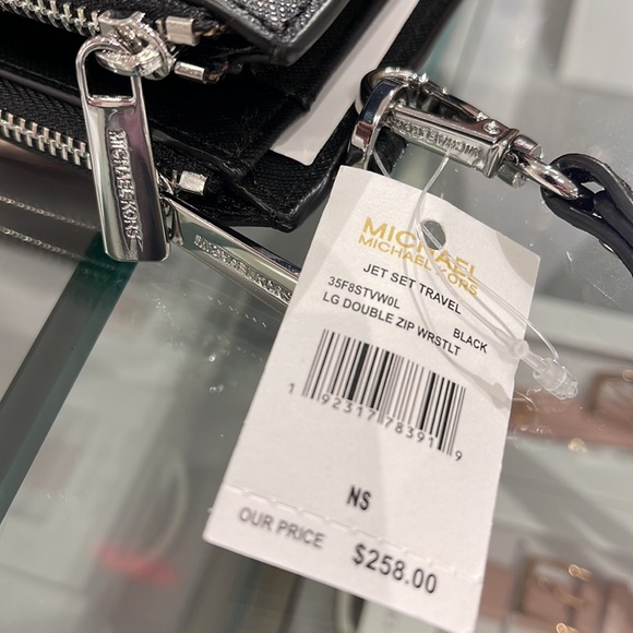 MICHAEL KORS LARGE DOUBLE ZIP WRISTLET WALLET PHONE CASE CLUTCH 
Black - Picture 12 of 16